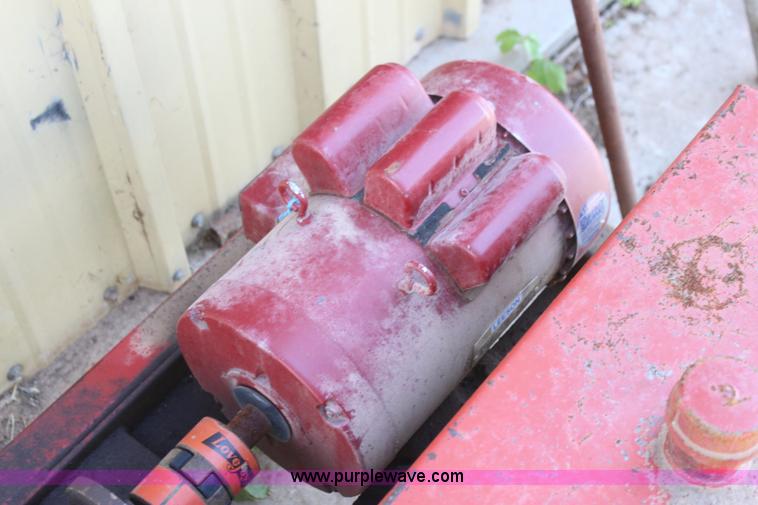 image for item C1221 Bow Man hydraulic calf chute