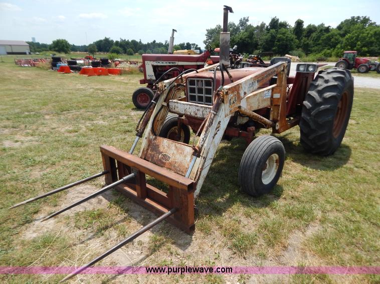 image for item F4021 1975 International 674 tractor