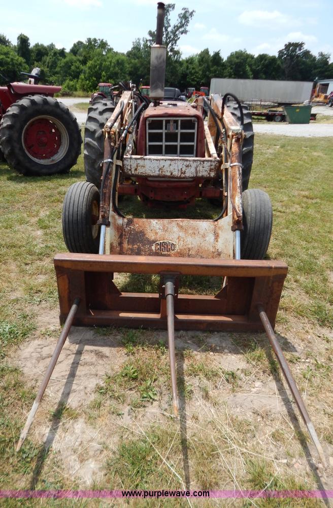 image for item F4021 1975 International 674 tractor