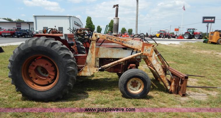image for item F4021 1975 International 674 tractor