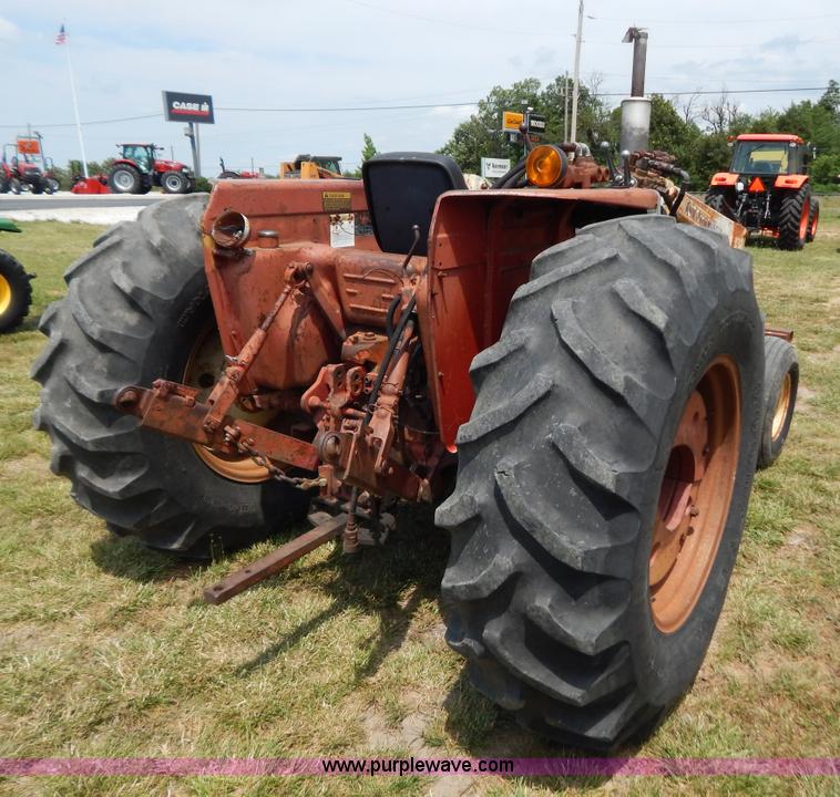 image for item F4021 1975 International 674 tractor