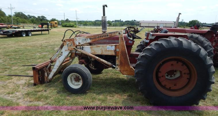 image for item F4021 1975 International 674 tractor