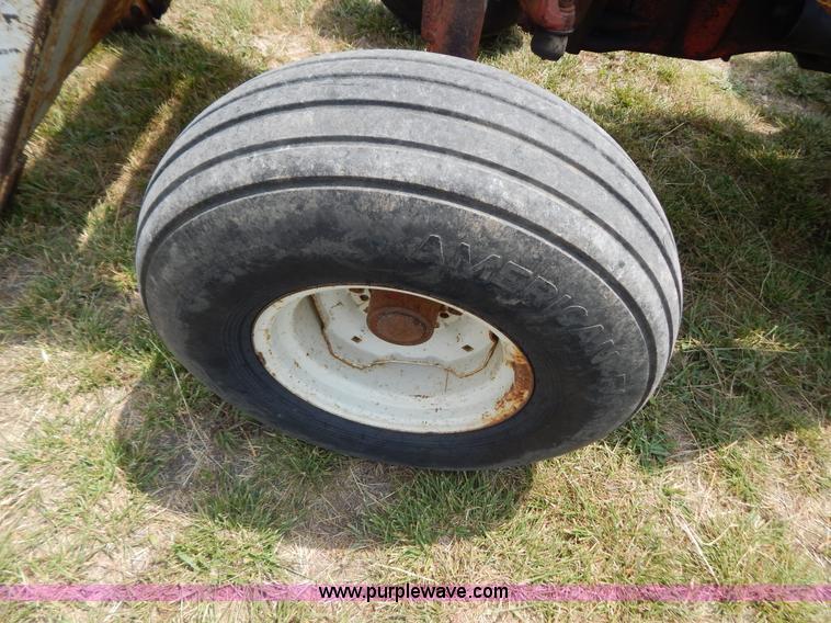 image for item F4021 1975 International 674 tractor