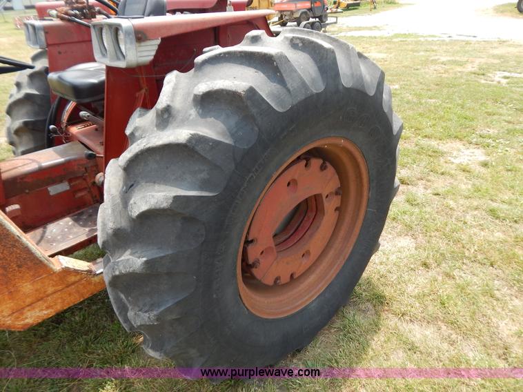 image for item F4021 1975 International 674 tractor