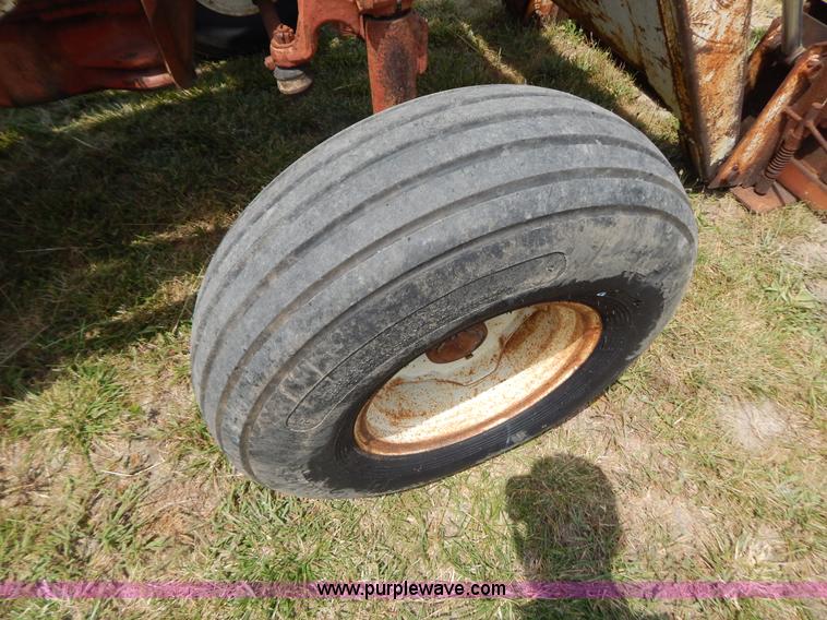 image for item F4021 1975 International 674 tractor