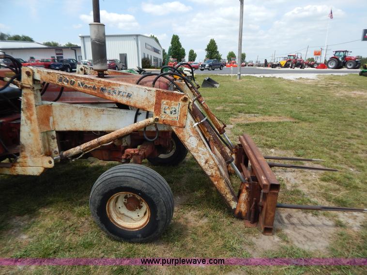 image for item F4021 1975 International 674 tractor