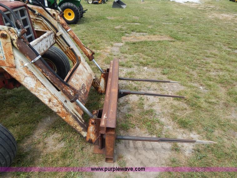 image for item F4021 1975 International 674 tractor