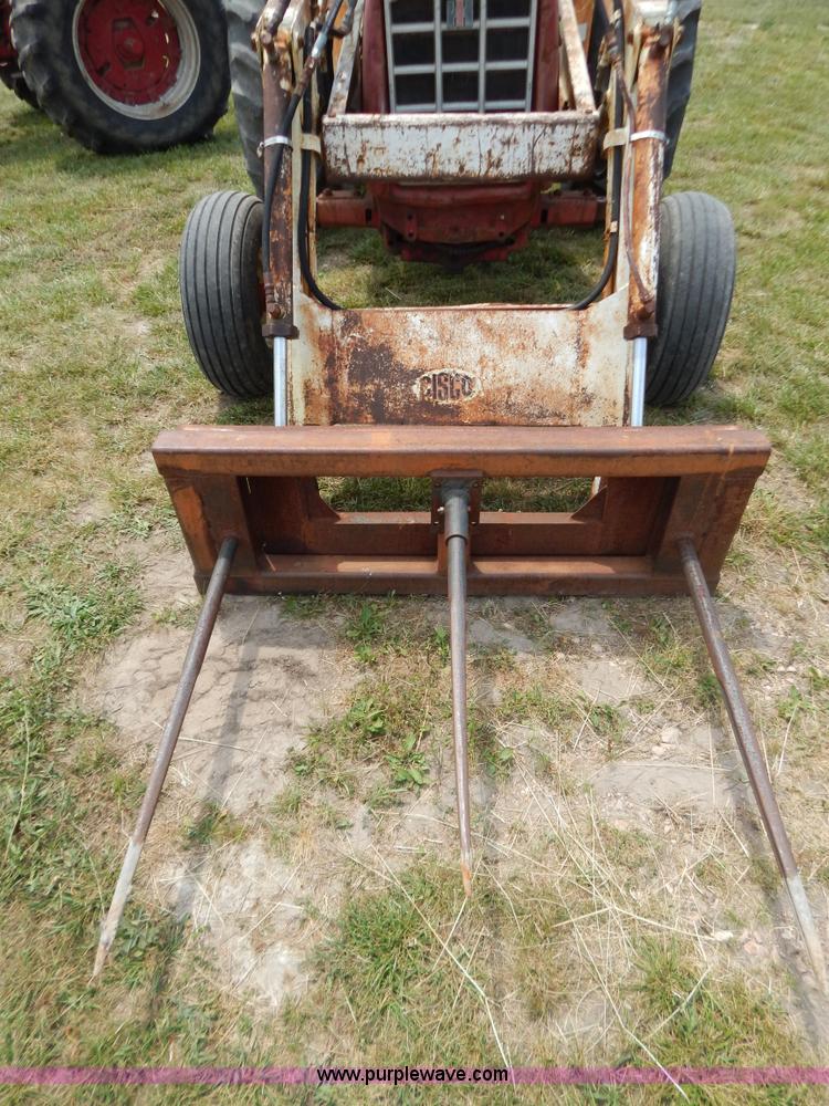 image for item F4021 1975 International 674 tractor