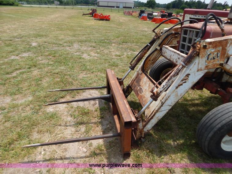 image for item F4021 1975 International 674 tractor