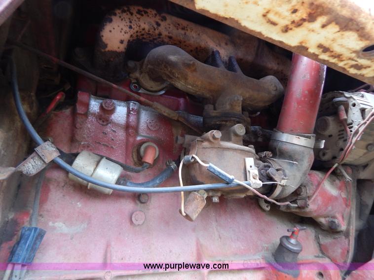 image for item F4021 1975 International 674 tractor