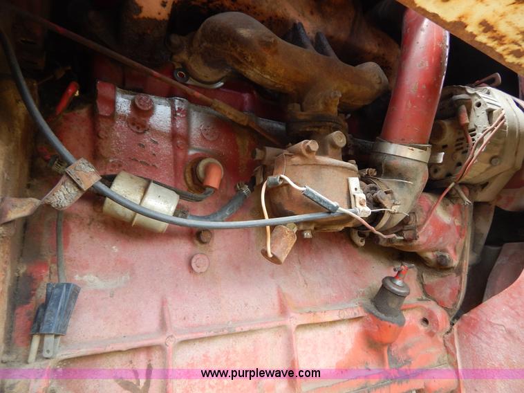 image for item F4021 1975 International 674 tractor