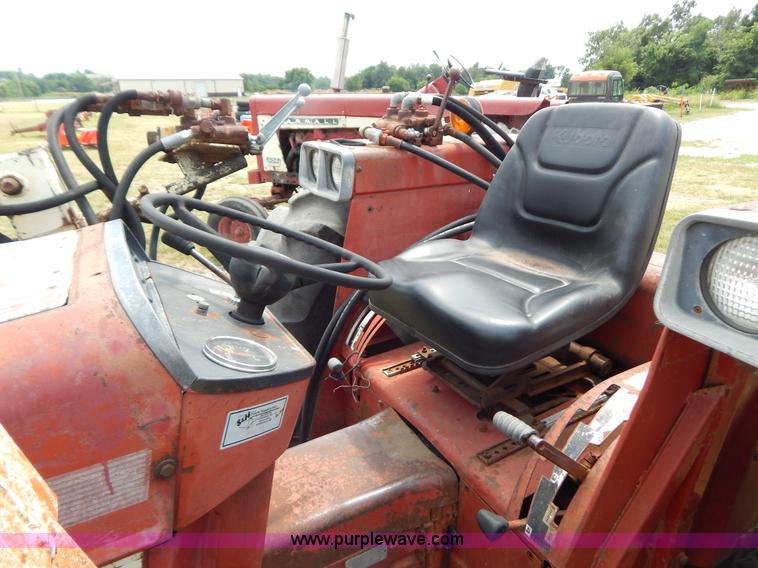 image for item F4021 1975 International 674 tractor