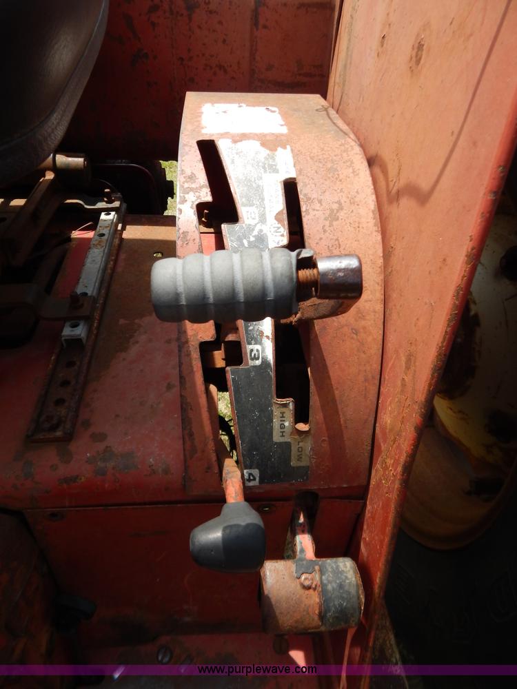 image for item F4021 1975 International 674 tractor