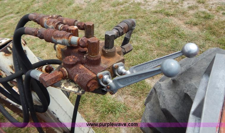 image for item F4021 1975 International 674 tractor