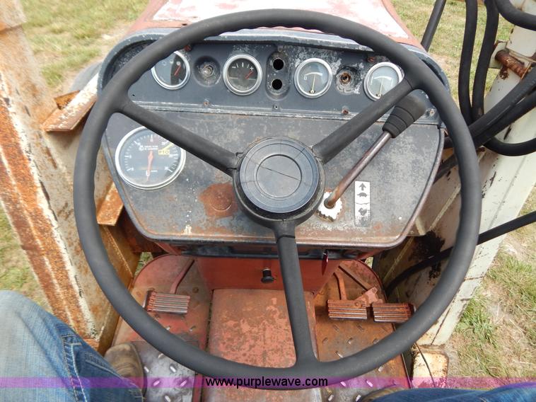image for item F4021 1975 International 674 tractor