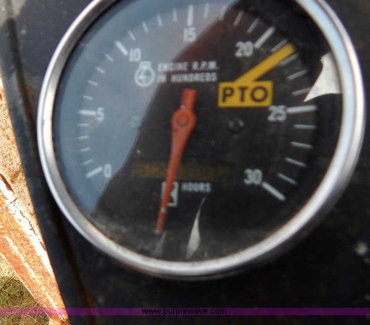 image for item F4021 1975 International 674 tractor