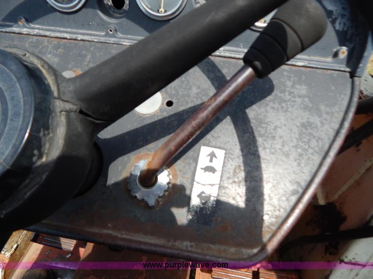 image for item F4021 1975 International 674 tractor