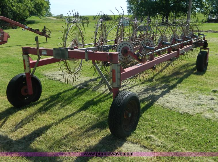 image for item G7891 Gehl 520 12 wheel rake