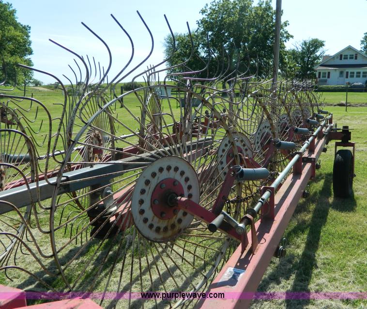 image for item G7891 Gehl 520 12 wheel rake