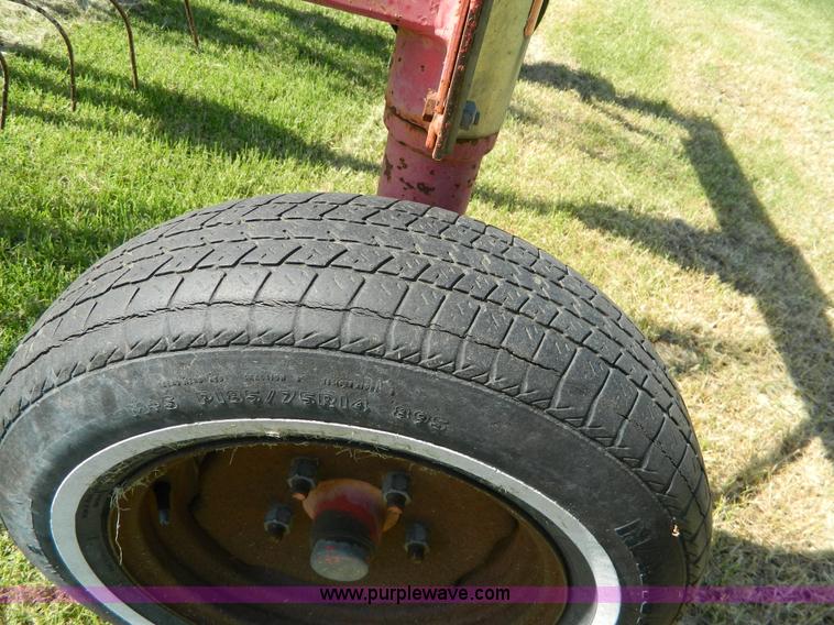 image for item G7891 Gehl 520 12 wheel rake