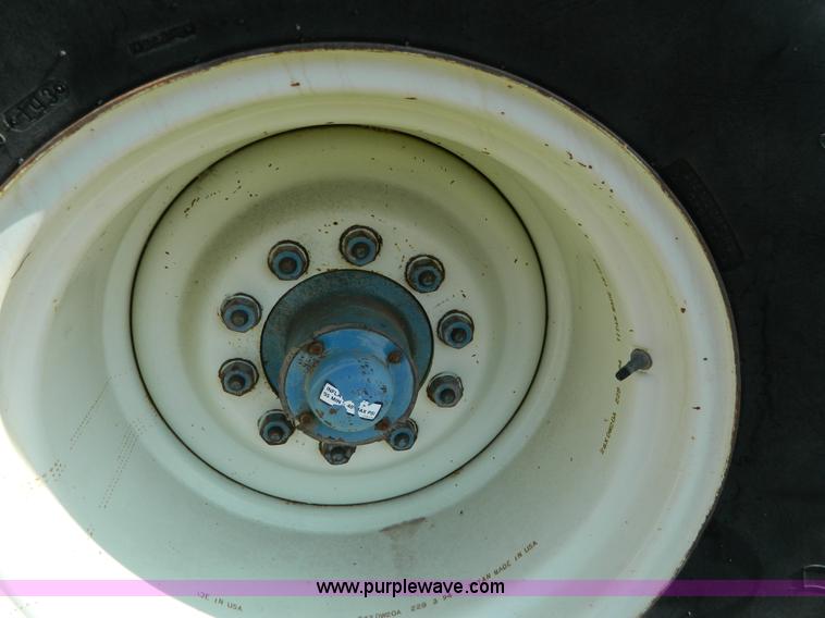 image for item G7942 Kinze 450C grain cart