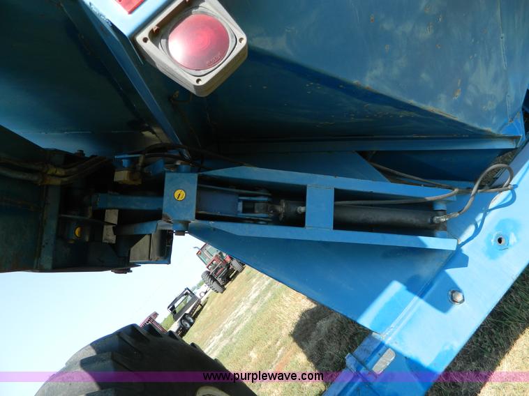 image for item G7942 Kinze 450C grain cart