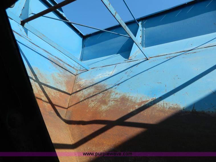 image for item G7942 Kinze 450C grain cart