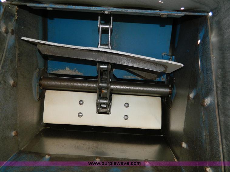 image for item G7942 Kinze 450C grain cart