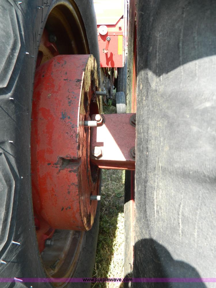 image for item G7944 1973 International 100 Hydro tractor