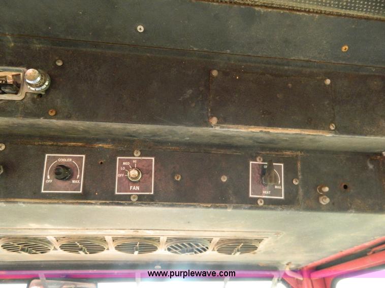 image for item G7944 1973 International 100 Hydro tractor