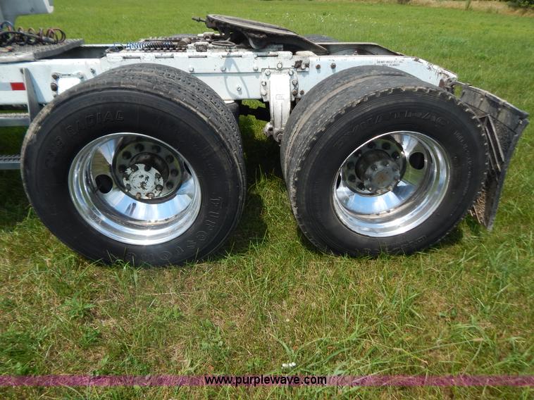 image for item G9475 1990 Peterbilt 377 semi truck