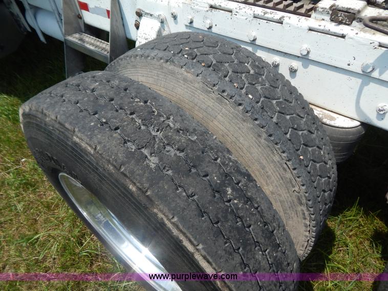 image for item G9475 1990 Peterbilt 377 semi truck