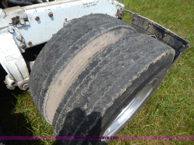 image for item G9475 1990 Peterbilt 377 semi truck