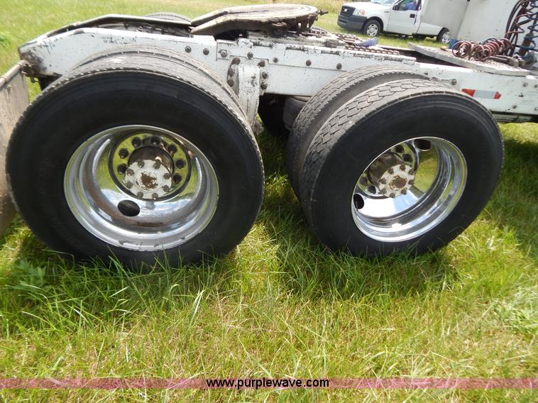 image for item G9475 1990 Peterbilt 377 semi truck