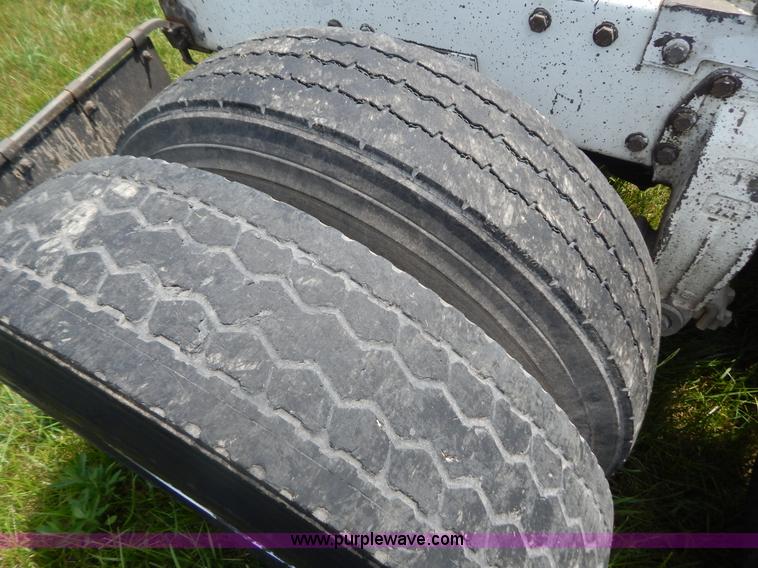 image for item G9475 1990 Peterbilt 377 semi truck