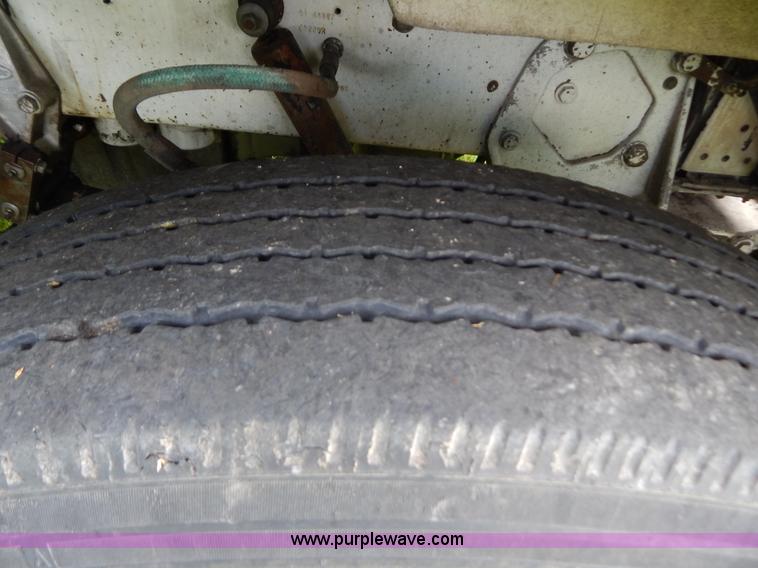 image for item G9475 1990 Peterbilt 377 semi truck