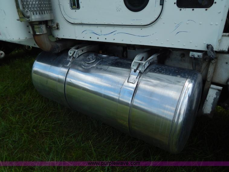 image for item G9475 1990 Peterbilt 377 semi truck