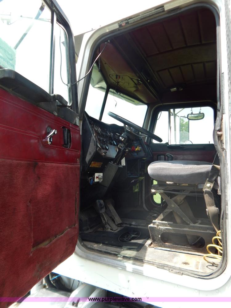 image for item G9475 1990 Peterbilt 377 semi truck