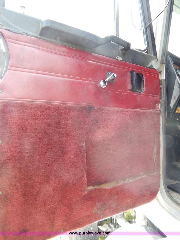 image for item G9475 1990 Peterbilt 377 semi truck