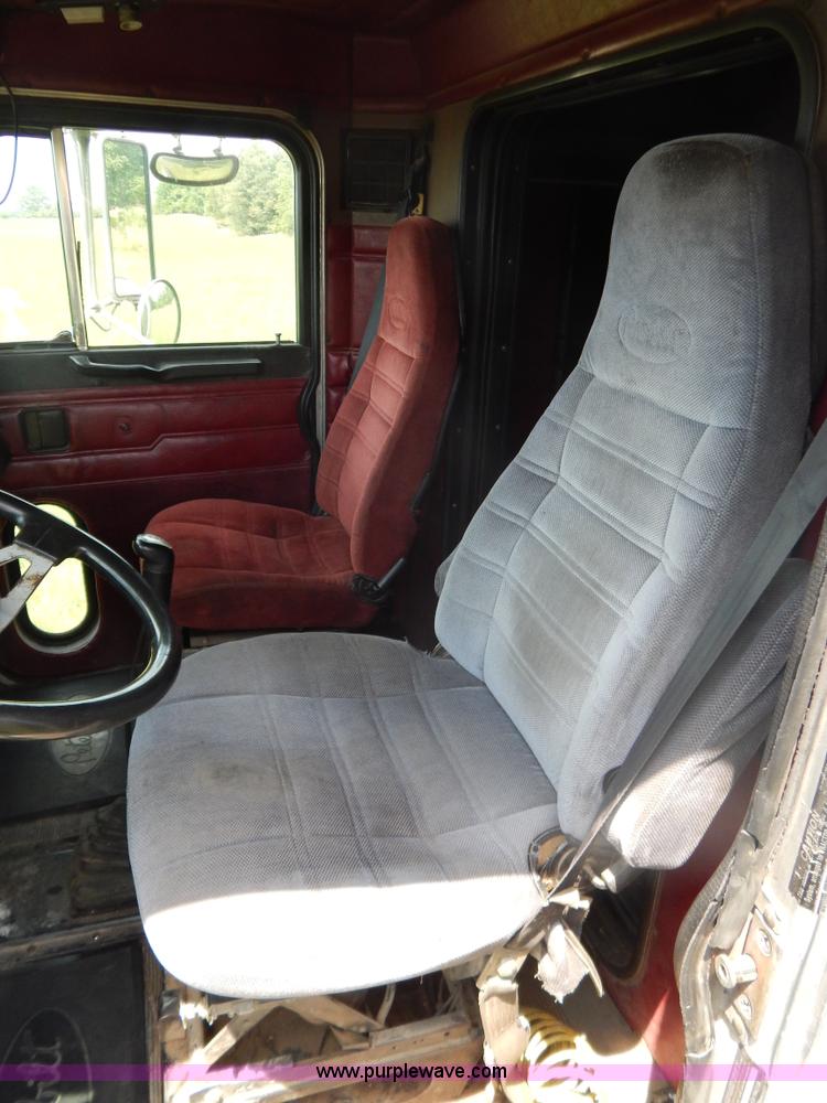 image for item G9475 1990 Peterbilt 377 semi truck