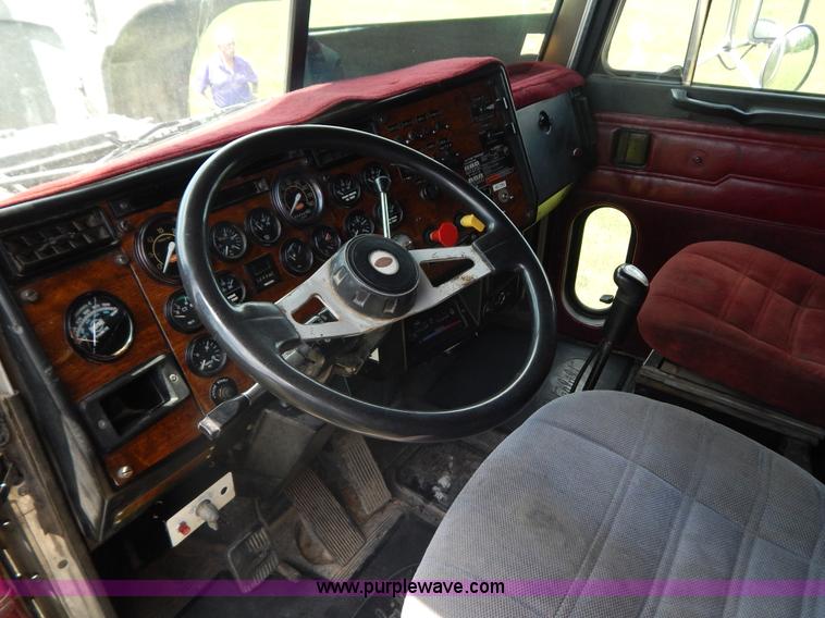 image for item G9475 1990 Peterbilt 377 semi truck