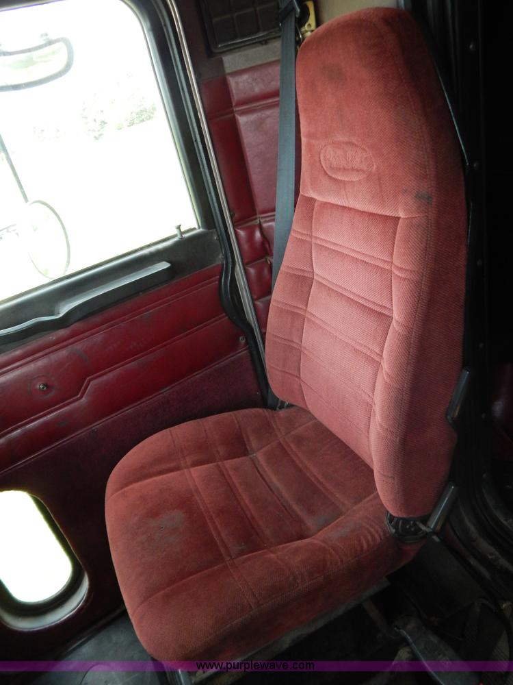 image for item G9475 1990 Peterbilt 377 semi truck