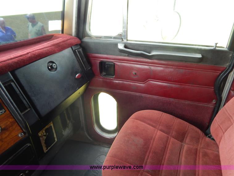 image for item G9475 1990 Peterbilt 377 semi truck