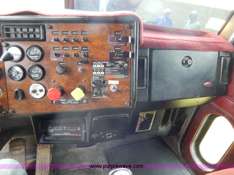 image for item G9475 1990 Peterbilt 377 semi truck