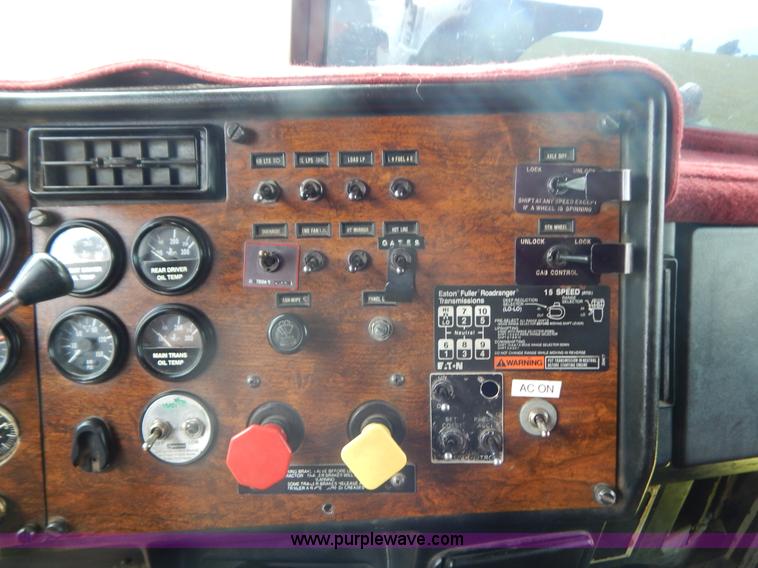 image for item G9475 1990 Peterbilt 377 semi truck