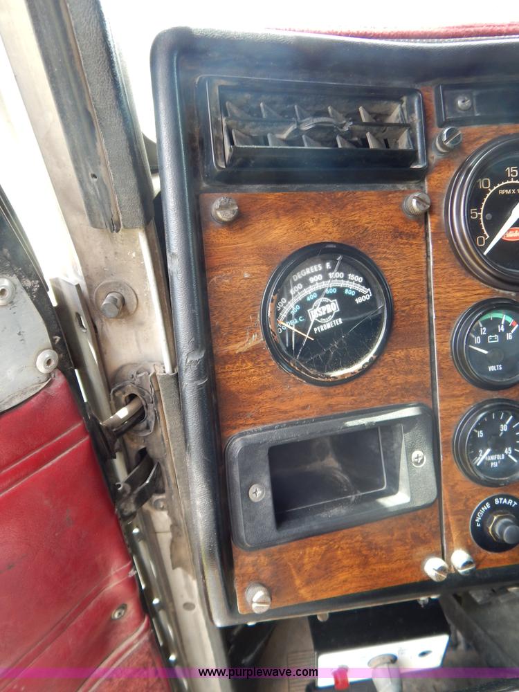 image for item G9475 1990 Peterbilt 377 semi truck