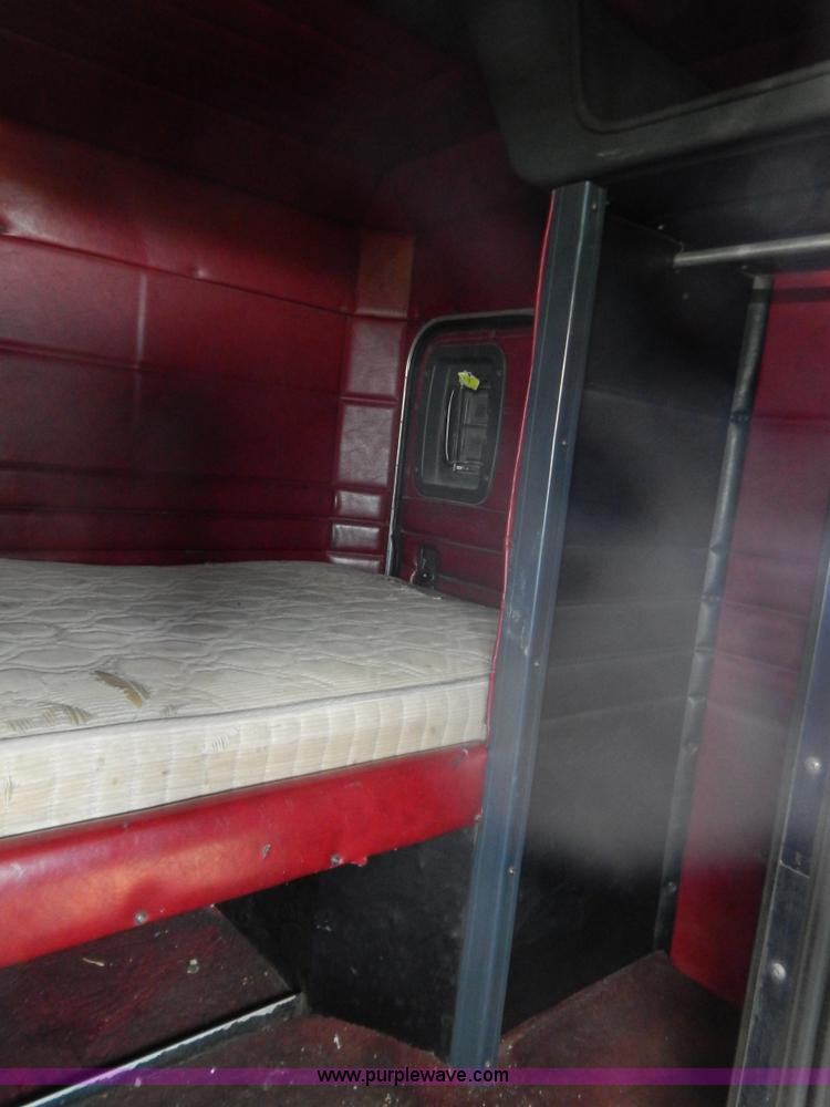 image for item G9475 1990 Peterbilt 377 semi truck