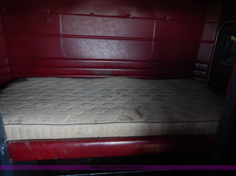 image for item G9475 1990 Peterbilt 377 semi truck