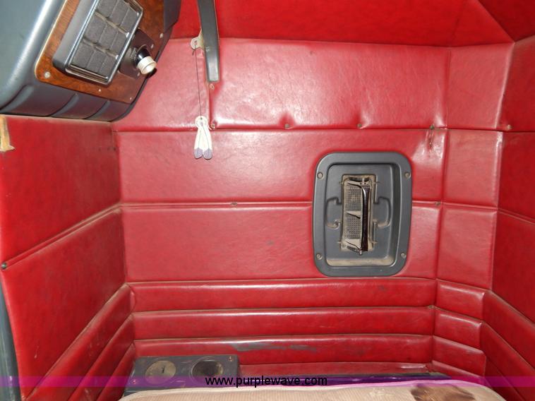 image for item G9475 1990 Peterbilt 377 semi truck