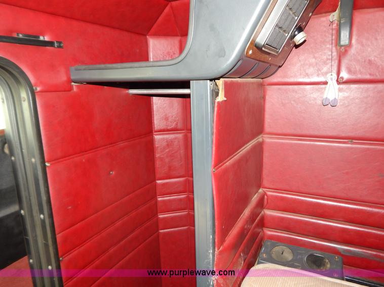 image for item G9475 1990 Peterbilt 377 semi truck